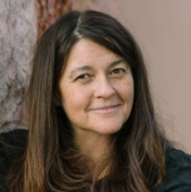 Wend<span class="ss01-char">y</span> Kinne<span class="ss01-char">y</span>